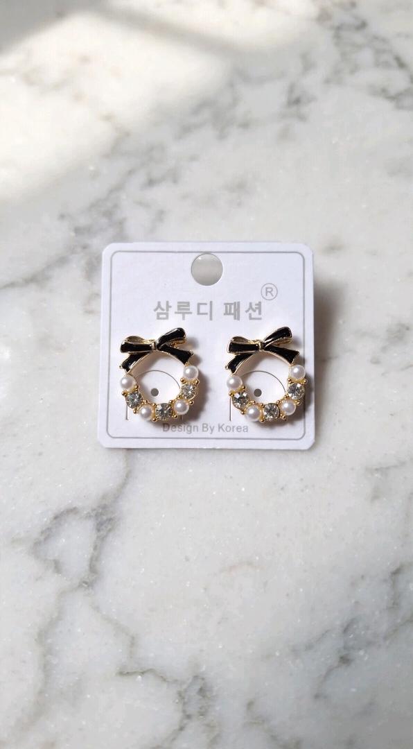 Korean Design Black Bow Pearl Wreath Stud Earrings