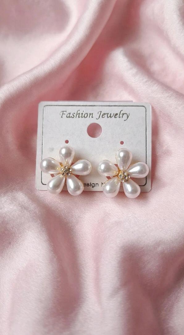 Pearl Flower Stud Earrings